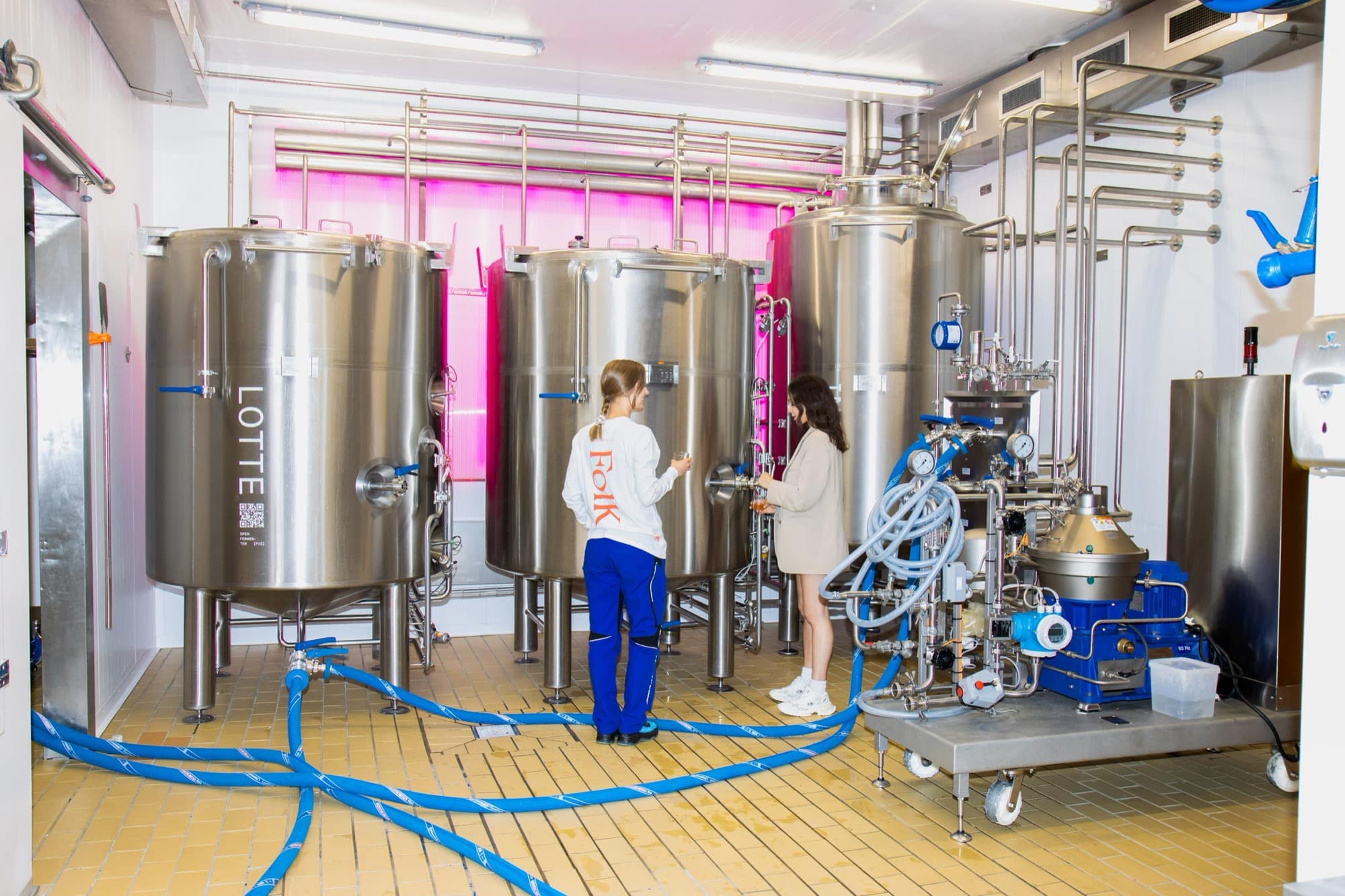 Varna Folk Kombucha v Kodani s kvasnými tanky, tank vlevo nese jméno Lotte